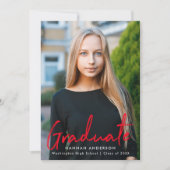 Moderner Red Brush Script Foto Abschluss Ankündigung (Vorderseite)