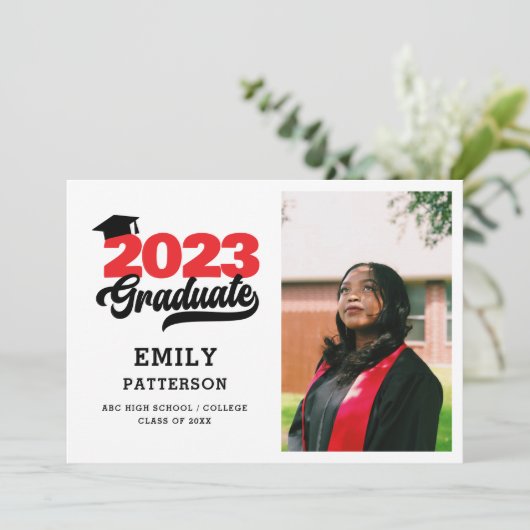 Moderner Red Elegante Script Foto Abschluss Einladung (Stehend Vorderseite)