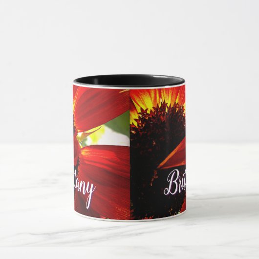 Moderner Red Gerber Daisy Blume Script Individuell Tasse (Zentrum)