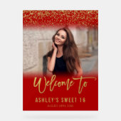 Moderner Red Gold Glitzer Sweet 16 Foto Willkommen Acrylschild (Vorderseite)