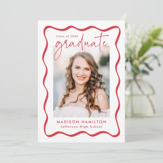 Moderner Red Wavy Frame 2 Foto Abschluss Ankündigung (Stehend Vorderseite)