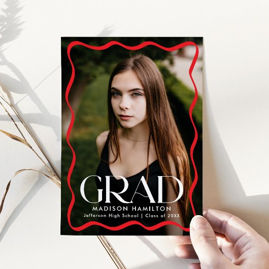 Moderner Red Wavy Frame Grad 2 Foto Abschluss Ankündigung