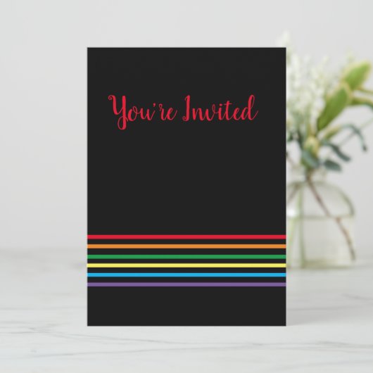Moderner Regenbogen auf Schwarz Sie sind eingelade Einladung (Stehend Vorderseite)