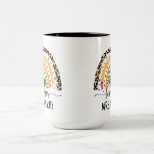 Moderner Regenbogenlehrer tragen Ihren Namen hinzu Zweifarbige Tasse (Mittel)