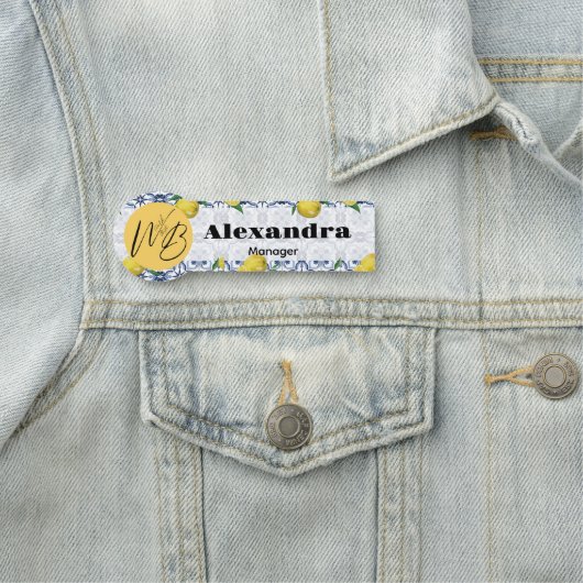 Moderner Restaurantmitarbeiter im mediterranen Bli Namensschild (Beispiel)