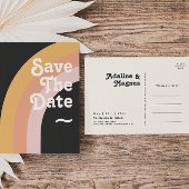 Moderner Retro-70er-Regenbogen-Dunkel Save the Dat Einladungspostkarte