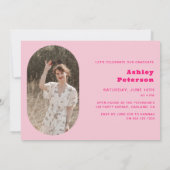 Moderner Retro Blob Pink Typografy Foto Abschluss Einladung (Rückseite)