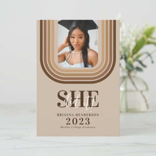 Moderner Retro-brauner und neutraler Abschluss Einladung (Stehend Vorderseite)