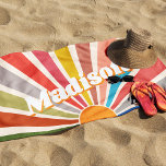 Moderner Retro Individuelle Name Spaß Vintager Reg Strandtuch<br><div class="desc">Das Individuelle Name Beach Handtuch mit einer modernen Retro Fun Vintag Rainbow Sun Burst Illustration - die perfekte Ergänzung für Ihren Sommer! Dieses Handtuch ist ein einzigartiges und personalisiertes Stück, das ein lebhaftes und farbenprächtiges Sonnenburstdesign aufweist, das an die Retro-Ästhetik von 60er und 70er erinnert. Die regenbogenfarbene Sonnenbrille auf diesem...</div>