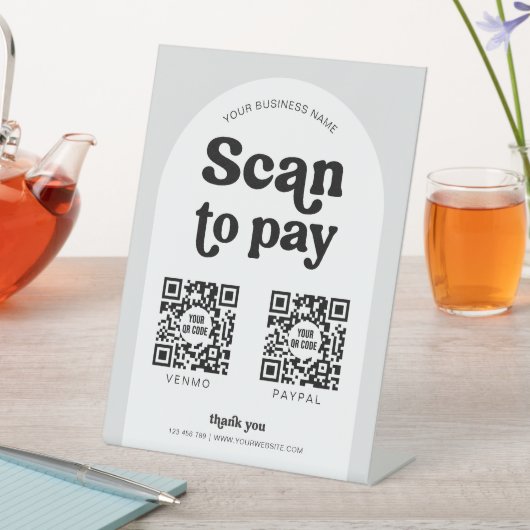 Moderner Retro-Minimalscan zur Bezahlung von 2 QR- Sockelschild (In Situ)