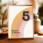 Moderner Retro-Regenbogen der 70er Jahre | TISCHNU Tischnummer<br><div class="desc">Dieser moderne Retro-Regenbogen der 70er Jahre | Tischnummer ist perfekt für Ihre Vintage Orange, Rose Gold, und rot-rosa Hochzeit. Entworfen mit Elementen eines klassischen, farbenfrohen Boho-Bohbogens und groovy minimalistischen Streifen. Das Design hat ein einzigartiges abstraktes tropisches Strandgefühl, das für jeden Frühling, Sommer oder Hochzeit im Herbst geeignet ist. Das Produkt...</div>