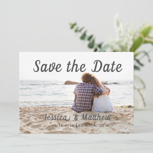 Moderner romantischer Strand 3 Foto von Couple Save The Date (Stehend Vorderseite)