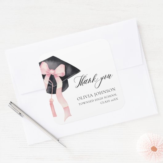 Moderner rosa Bow Coquette Graduation Cap Abschlus Quadratischer Aufkleber (Umschlag)