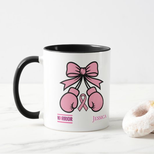 Moderner rosa Brustkrebs Krieger-Individuelle Name Tasse (Mit Donut)