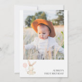 Moderner rosa, floralweißer Hase 1. Geburtstag Einladung (Rückseite)