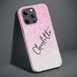 Moderner rosa Glitzer Girly Chic Personalisierter  Case-Mate iPhone 14 Pro Max Hülle<br><div class="desc">Moderner Pink Glitzer Girly Chic Personalisiert Name iPhone 14 Pro Max Smart Phone Cases bietet einen rosa ombre Glitzer Hintergrund mit Ihrem personalisierten Namen in eleganten handgeschriebenen Kalligraphie Skript Typografie. Perfekt als Geschenk für Weihnachten,  Geburtstag,  Muttertag,  beste Freunde,  Schwester und mehr. Entworfen von ©Evco Studio www.zazzle.com/store/evcostudio</div>