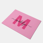 Moderner rosa Schrift Initialen Monogramm Name Fußmatte (Schrägansicht)