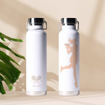 Moderner rosa Tennisspieler Personalisiert Trinkflasche<br><div class="desc">Das Design beinhaltet eine Spielerin und Ihren Namen auf der Rückseite der Flasche sowie ein Tischtennis-Symbol in rosa Farbe. Tolle Geschenkideen für Ihre Freunde und Familie.</div>