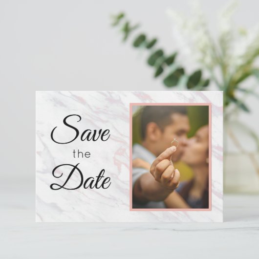 Moderner rosa und grauer Marmor Save The Date (Stehend Vorderseite)