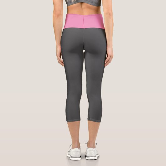 Moderner Rosa und Weißer Text auf grauem Abschluss Capri Leggings (Rückseite)