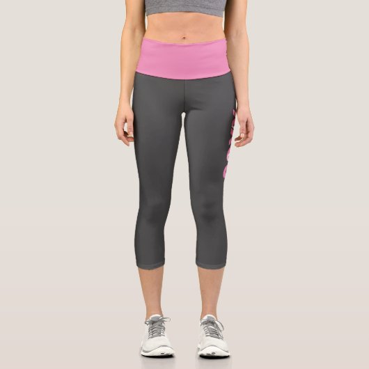 Moderner Rosa und Weißer Text auf grauem Abschluss Capri Leggings (Vorderseite)