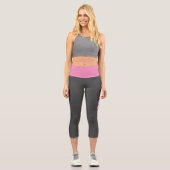 Moderner Rosa und Weißer Text auf grauem Abschluss Capri Leggings (Vorderseite)