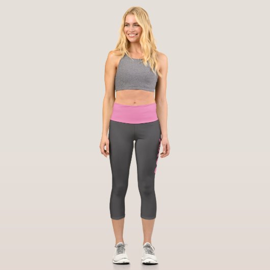 Moderner Rosa und Weißer Text auf grauem Abschluss Capri Leggings (Vorderseite)