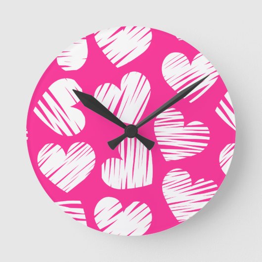 Moderner rosa-weißer doodled Herz-Valentinstag Runde Wanduhr (Vorderseite)