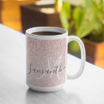 Moderner rosafarbener Glitzer Glitzern Personalisi Kaffeetasse<br><div class="desc">Mit der Einführung unseres Produktes "Moderne rosa Glitzer Glitzern" Personalisiert Name, exklusiv auf Zazzle erhältlich! Mit diesem atemberaubenden Design, das den Charme des rosa Glitzer mit einer modernen Touch verbindet, machen Sie eine stilvolle und personalisierte Note. Egal ob Sie ein Geschenk oder eine besondere Leckerei für sich selbst suchen, dieses...</div>
