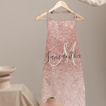 Moderner rosafarbener Glitzer Glitzern Personalisi Schürze<br><div class="desc">Mit der Einführung unseres Produktes "Moderne rosa Glitzer Glitzern" Personalisiert Name, exklusiv auf Zazzle erhältlich! Mit diesem atemberaubenden Design, das den Charme des rosa Glitzer mit einer modernen Touch verbindet, machen Sie eine stilvolle und personalisierte Note. Egal ob Sie ein Geschenk oder eine besondere Leckerei für sich selbst suchen, dieses...</div>
