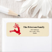 Moderner Roter Rentier springt auf Creme (Insitu)