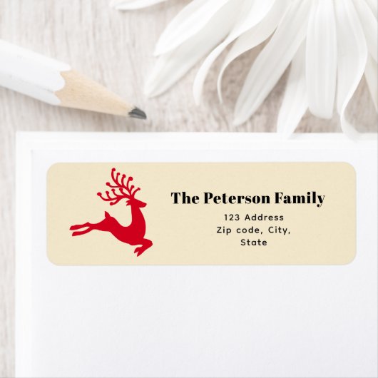 Moderner Roter Rentier springt auf Creme (Insitu)