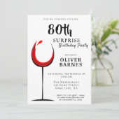 Moderner Roter Wein 80. Geburtstag Überraschung Pa Einladung (Stehend Vorderseite)
