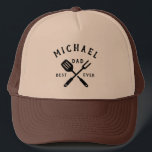 Moderner Rustikaler, individueller BEST VATER JE V Truckerkappe<br><div class="desc">Retro coole Trucker "BEST VATER EVER" Hut in einem Logo-Stil Typografie Design mit Papa-Namen neben einer Grillmaster-Illustration. Gutes Geschenk für den Vatertag oder ein einzigartiges Geburtstagsgeschenk für den Vater,  der Lieben zum Grillen.</div>