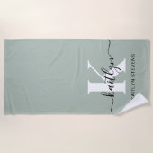 Moderner Salbeigrüner Schriftmonogramm Strandtuch (Vorderseite)