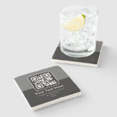 Moderner scannbarer QR-Code | Schwarz Grau & Weiß Steinuntersetzer (Seitenansicht)