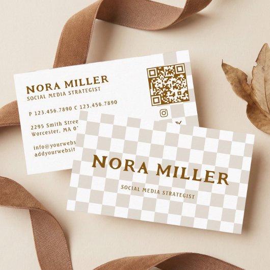 Moderner Schachbrettmuster Retro-Influencer-QR-Cod Visitenkarte