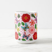 Moderner Schmetterling im Frühlingsgarten Blumen Kaffeetasse (Mittel)