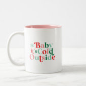 Moderner Schriftart Boho Baby Es ist kalt draußen Zweifarbige Tasse (Links)