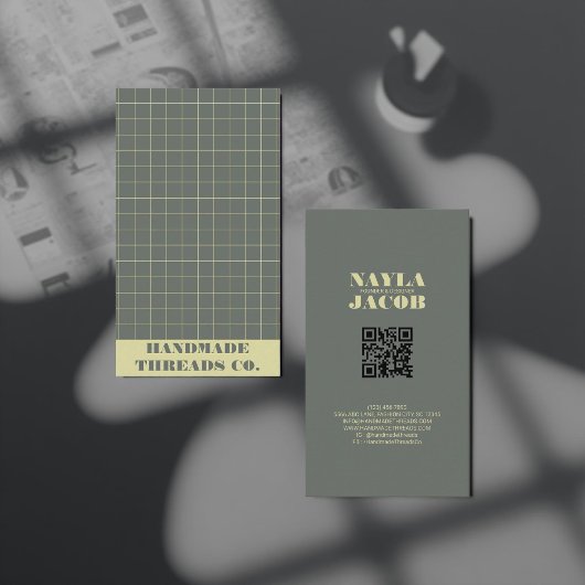 Moderner schwarz karierter QR-Code Visitenkarte