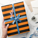 Moderner, schwarz-orangefarbener Geburtstagskorb Geschenkpapier<br><div class="desc">Stilvoll, trendig, individuell, personalisiert, halloween orange und schwarz Streifen, modernes Muster, elegante Imitate Gold-Script, Premium-Qualität, Geschenkverpackungspapier. Geben Sie einfach Happy Halloween / Ihre Grüße / Wünsche / Notiz, und Ihren Namen / Pärchennamen / Familienname / Firmenname / Firmenname / Empfängername, um dieses Packpapier einzigartig zu machen, und Ihr Geschenk wirklich...</div>