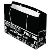 Moderner Schwarz-Weiß-Abschluss Große Geschenktasc Geschenktüte (Rückseite Schrägansicht)