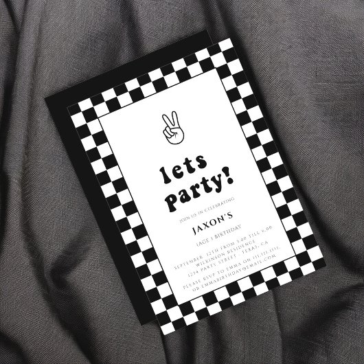 Moderner Schwarz-Weiß-Checker lasse Party Geburtst Einladung