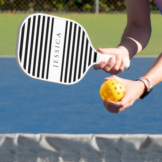 Moderner Schwarz-Weiß-Individuelle Name Pickleball Schläger (InSitu)