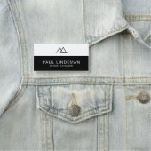 Moderner Schwarz-Weiß-Logo-Mitarbeiter Namensschild (Beispiel)