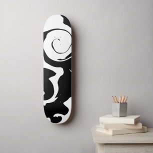 Moderner Schwarz-Weiß-Marmor-Swirl Skateboard