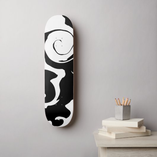 Moderner Schwarz-Weiß-Marmor-Swirl Skateboard (Wandkunst)