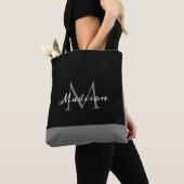 Moderner Schwarz-weißer Grauskriptmonogramm-Name Tasche (Von Nahem)