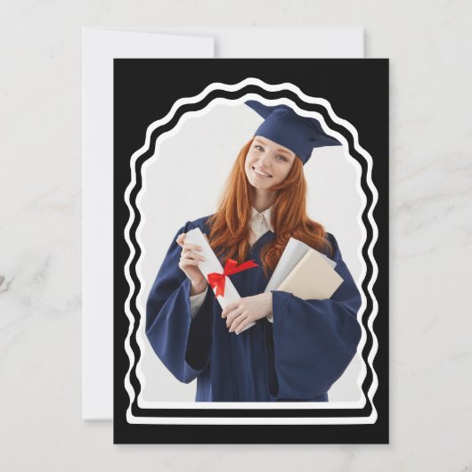 Moderner, Schwarz-weißer Wavy Arch Foto Abschluss Einladung (Rückseite)