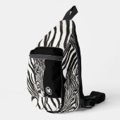 Moderner Schwarz-weißer Zebra Stripe Druckname Ini Crossbody Bag (Rechte Ecke)